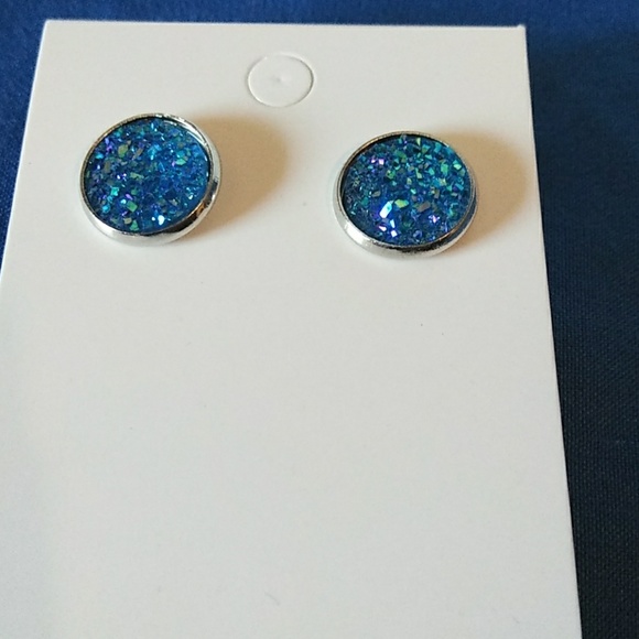 Handmade silver blue stud earrings - Picture 3 of 3